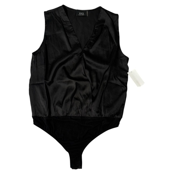 Vici Black Bodysuit with Elegant V-Neck Design - Picture 3 of 6
